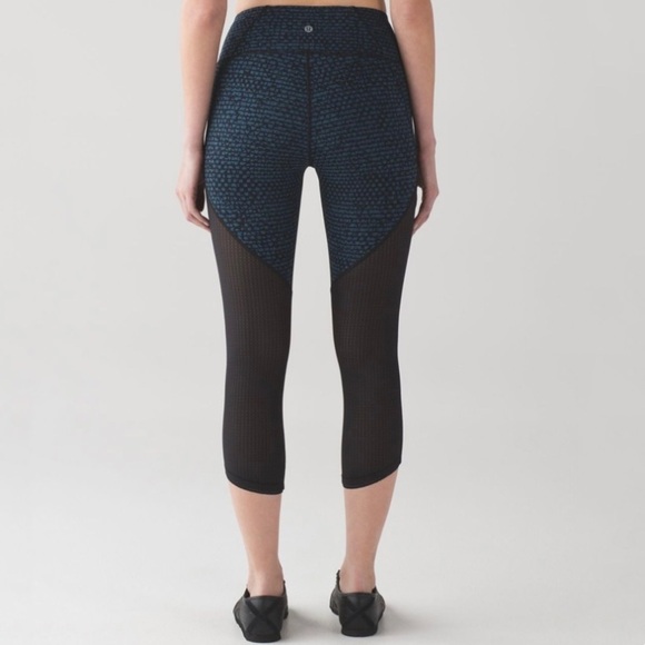 Lululemon Deep Breath Crop Leggings (21" Inseam), Shatter Weave Desert‎ Teal - Picture 3 of 10